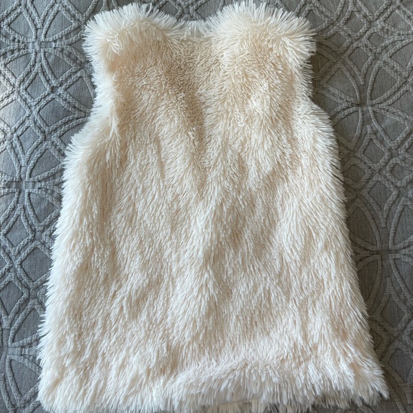 WOMANS FASHION NOVA FAUX FUR VEST - Picture 3 of 3